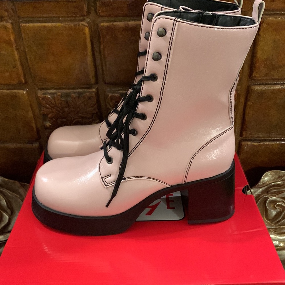 NWT: Lugged bottom lace up boots 👢can style many looks